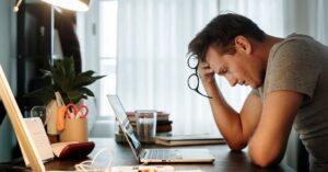 Homem com elevado nível de stress